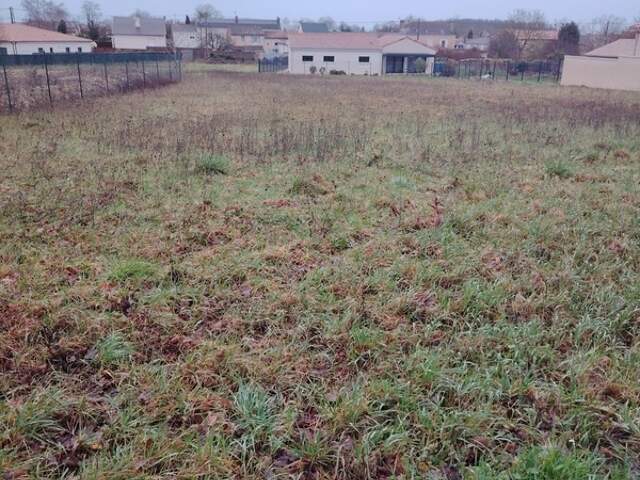 Beau Terrain de 1613m² Neuville de Poitou proche du centre ville — photo du bien