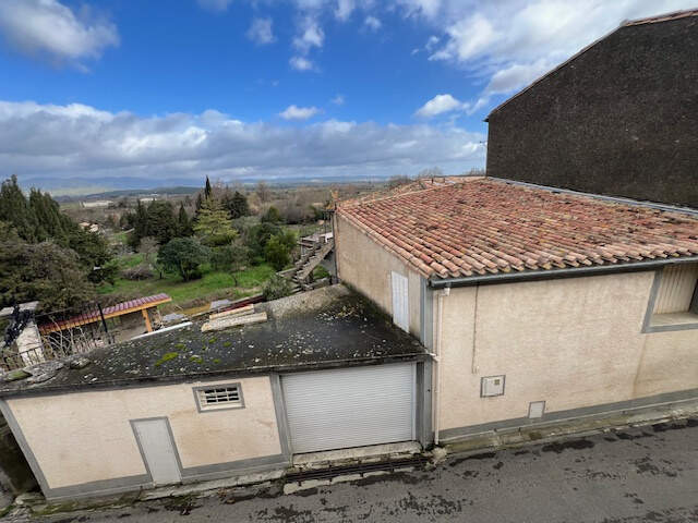 maison de village avec ascenceur , garage et terrasse — photo du bien