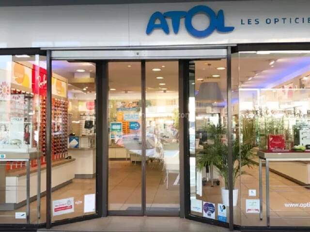 TRES BEAU LOCAL COMMERCIAL-138M²-BRON CENTRE — photo du bien