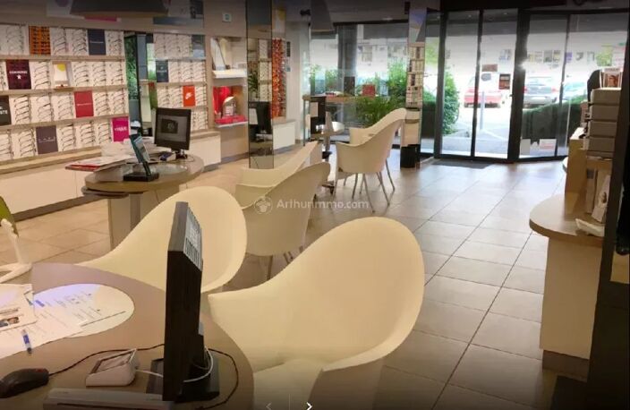 TRES BEAU LOCAL COMMERCIAL-138M²-BRON CENTRE — photo 3