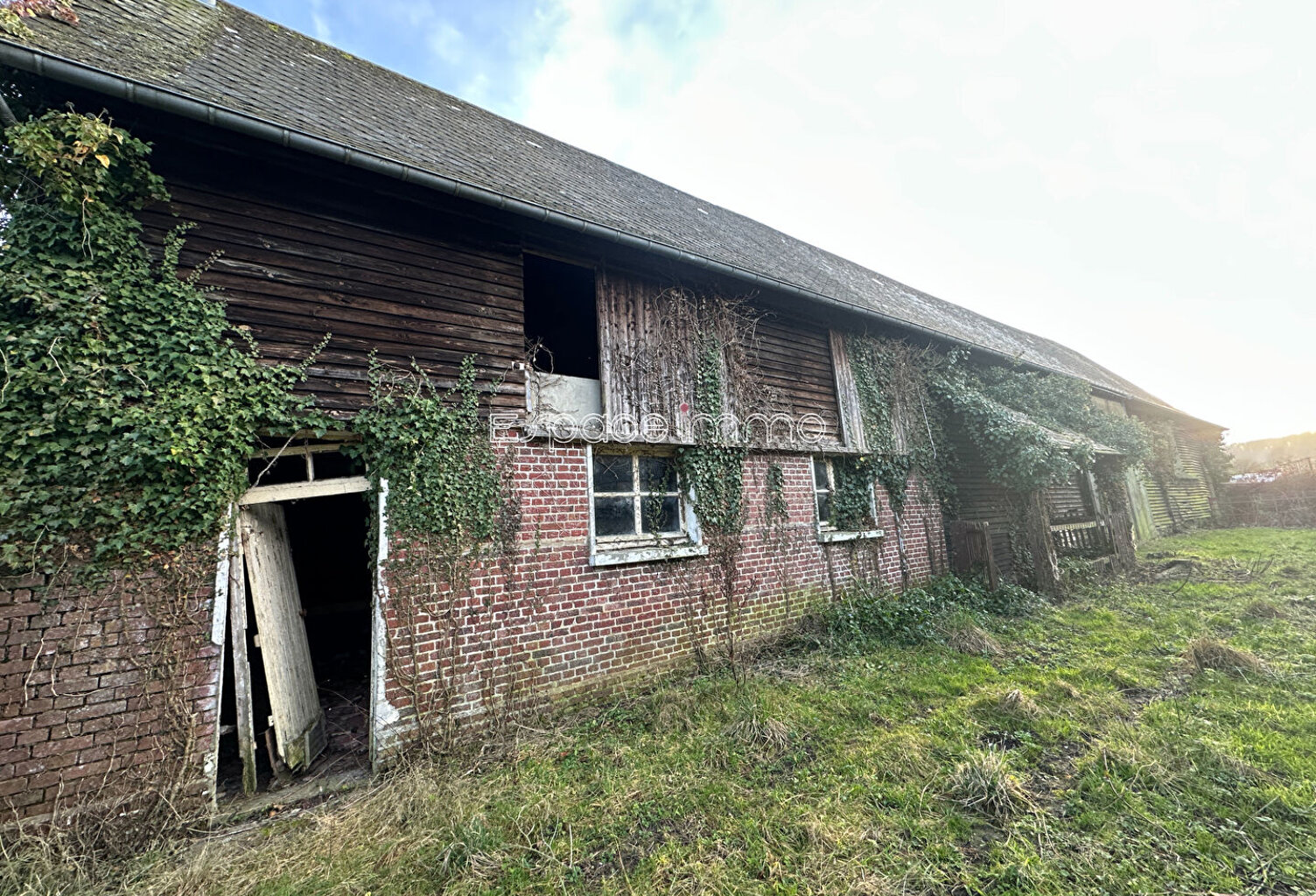 GRANGE À REHABILITER  -  TERRAIN DE 1983m² - SAINTE GENEVIEVE EN BRAY — photo 1