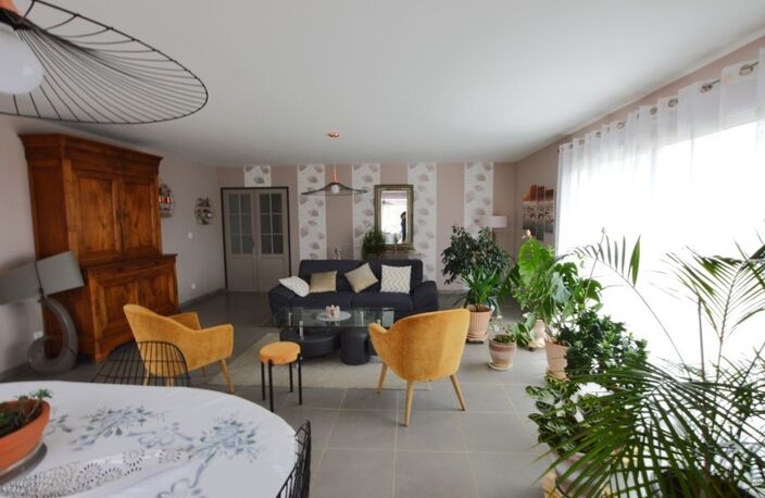 DEP (49)  a vendre tres belle maison familliale  6 pièces  plain pied - BOTZ‑EN‑MAUGES · — photo 2