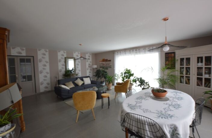 DEP (49)  a vendre tres belle maison familliale  6 pièces  plain pied - BOTZ‑EN‑MAUGES · — photo 3