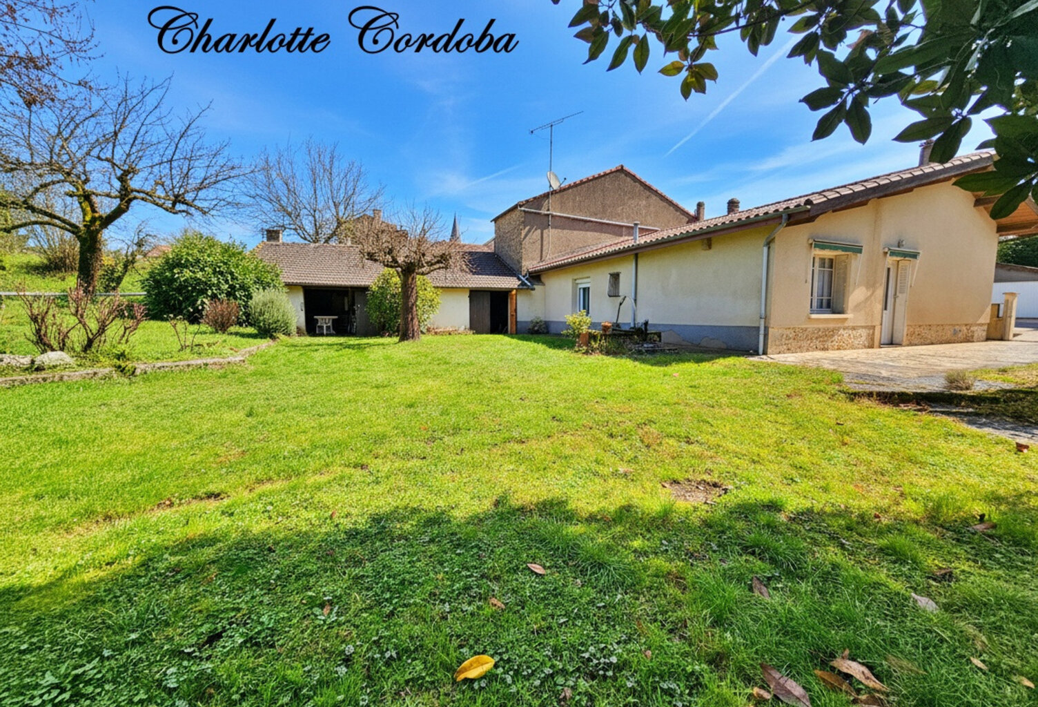Maison plain-pied 3 chambres - Double garage - Dépendances - 1920 m² de terrain et 1060m² de bois — photo 1