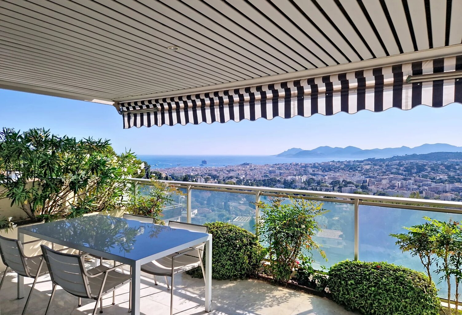 LE CANNET COLLINES - GRAND APPARTEMENT T4 TRAVERSANT - PLEINE VU — photo 1