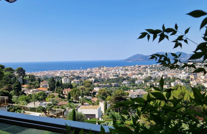 LE CANNET COLLINES - GRAND APPARTEMENT T4 TRAVERSANT - PLEINE VU — photo 2