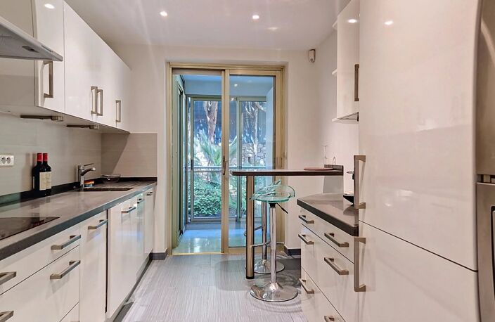 LE CANNET COLLINES - GRAND APPARTEMENT T4 TRAVERSANT - PLEINE VU — photo 5