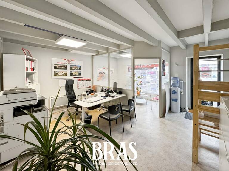 REZE - MUR COMMERCIAUX 2 LOTS AVEC LOCATAIRES — photo 1