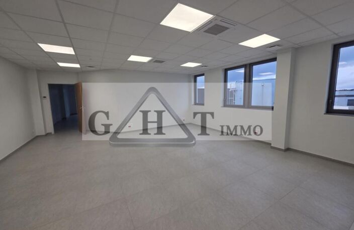 Local d'activité de 700 m² à louer à FREPILLON — photo 4