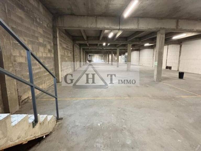 A LOUER 820 M² ENTREPOT ET BUREAUX AU BLANC MESNIL — photo 1
