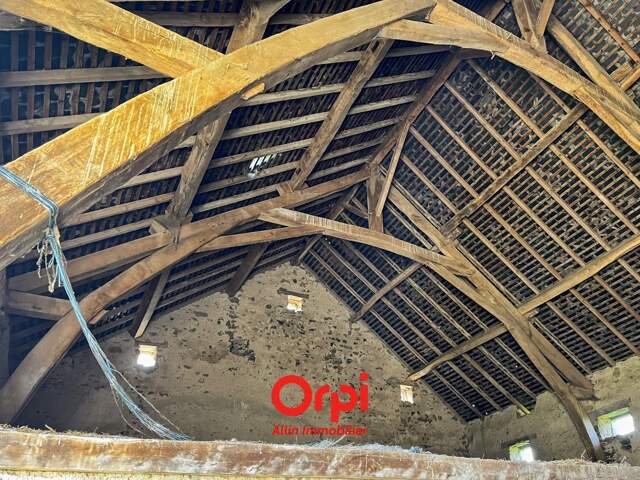 Proche Montmarault Bezenet - Superbe Grange - Terrain - — photo du bien