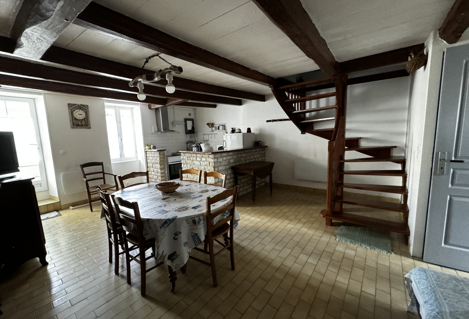 Jolie maison de village avec une cour — photo 1