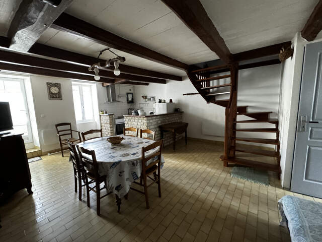 Jolie maison de village avec une cour — photo du bien