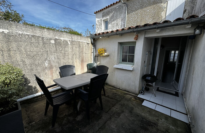 Jolie maison de village avec une cour — photo 3