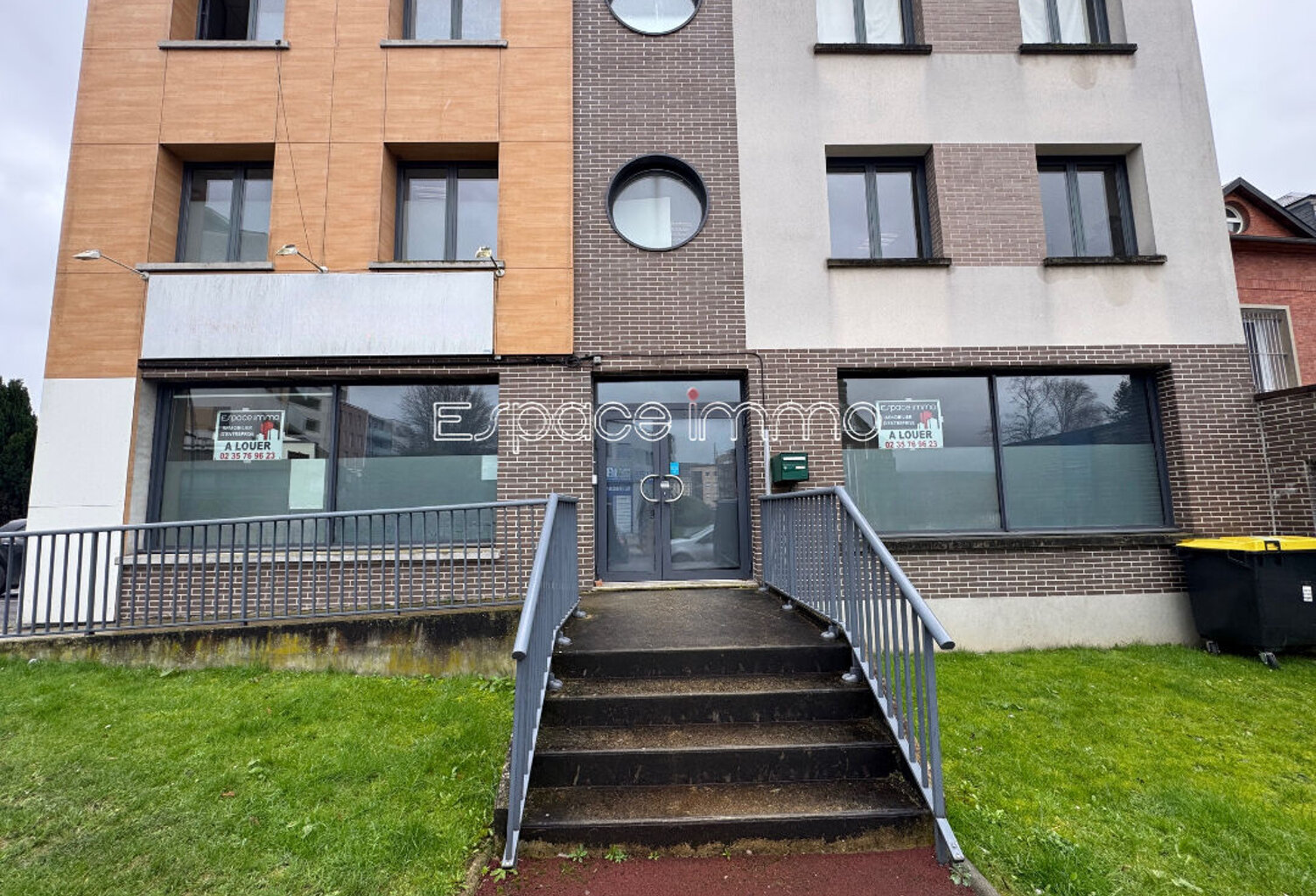 LOCAL COMMERCIAL - SHOWROOM - BUREAUX - PARKING - MAROMME CENTRE - 227 m² — photo 1