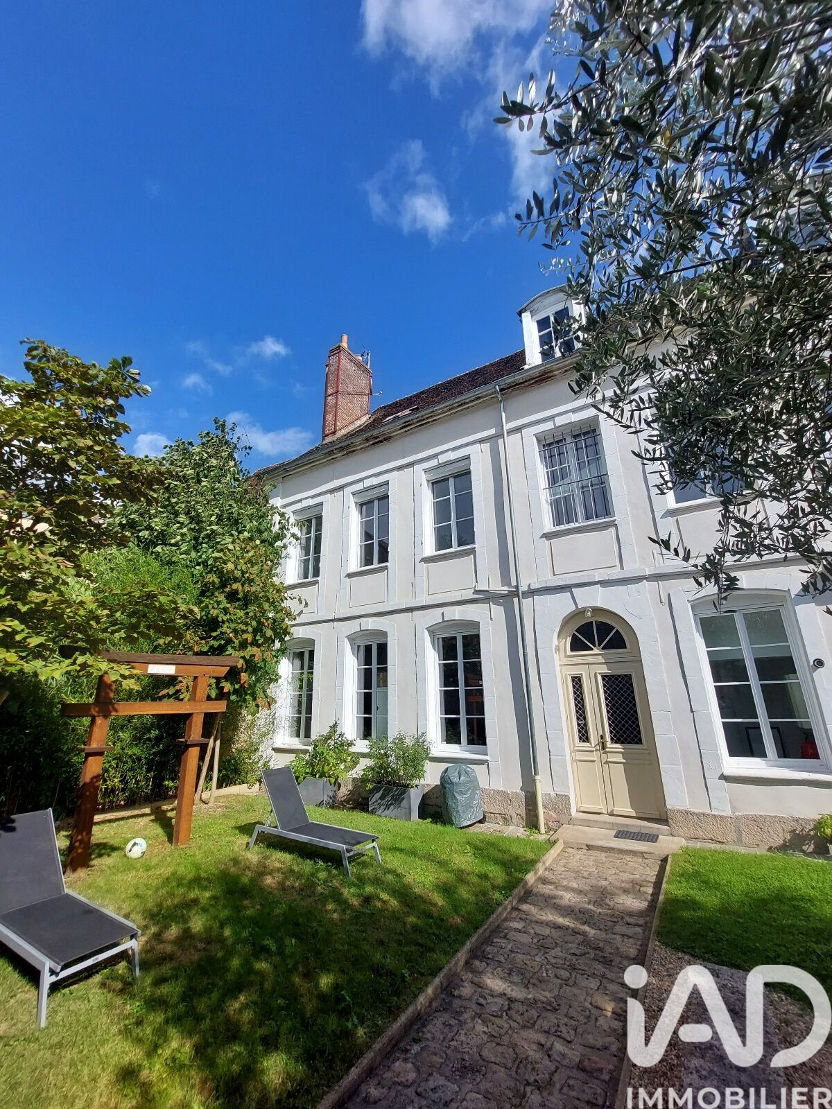 Sens - 285m² - 8p. - 5ch.