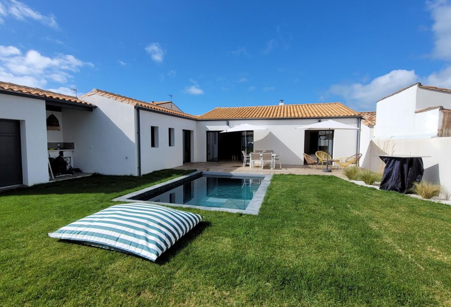 Maison entièrement rénovée à vendre - 3 suites - 1 bureau - jardin et piscine à Sainte Marie de Ré — photo 1
