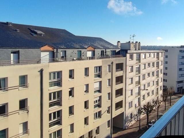 Appartement T5 de 100 m² avec balcon, ascenseur, cave et stationnement – Fort potentiel à Limoges — photo du bien