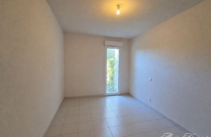 A VENDRE - Appartement T2, 38,56m² Carrez - 1 chambre - Jardin de 42m² - Place de parking privative - Résidence sécurisée - Vendu loué - BÉZIERS, quartier Pech de la Galinière (34) — photo 3