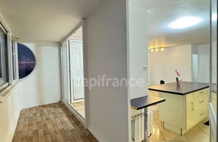 Appartement à vendre, 3 pièces rénovées avec deux Loggias, idéal pour une famille qui aime l'espace ou pour un bel investissement locatif — photo 2
