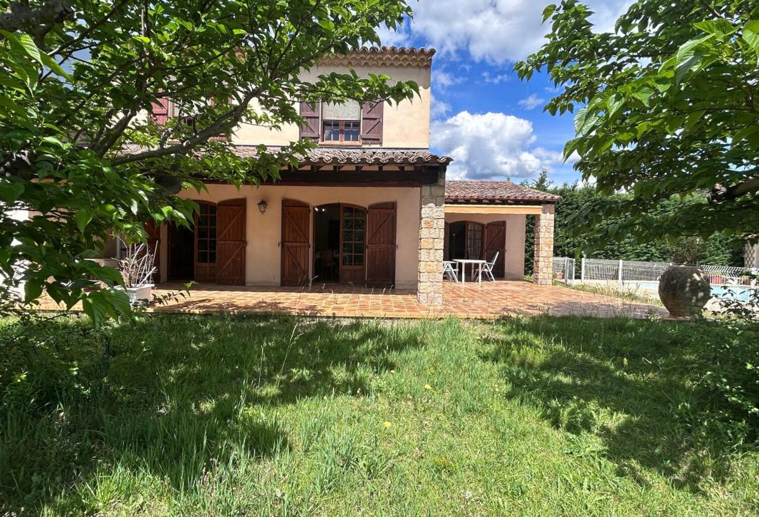 Propriété 4 chambres, piscine, sous-sol — photo 1