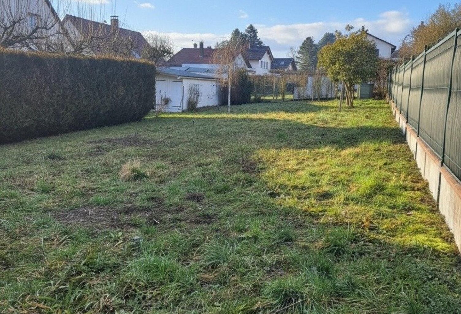 Terrain constructible de 351m², partiellement arboré. Non viabilisé — photo 1