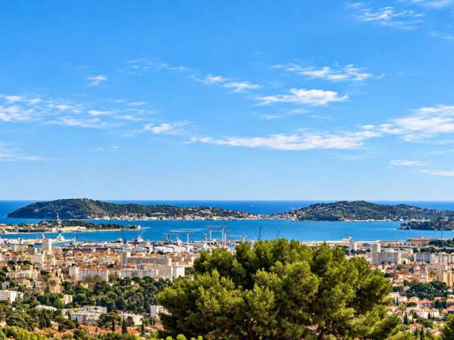 Toulon – Propriété d’exception, vue panoramique sur la rade, piscine et espaces indépendants — photo du bien