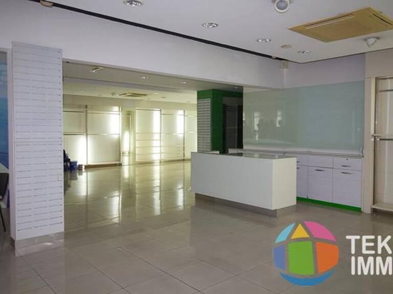 Local commercial de 192m² sur le centre ville de  Saint -André — photo 1