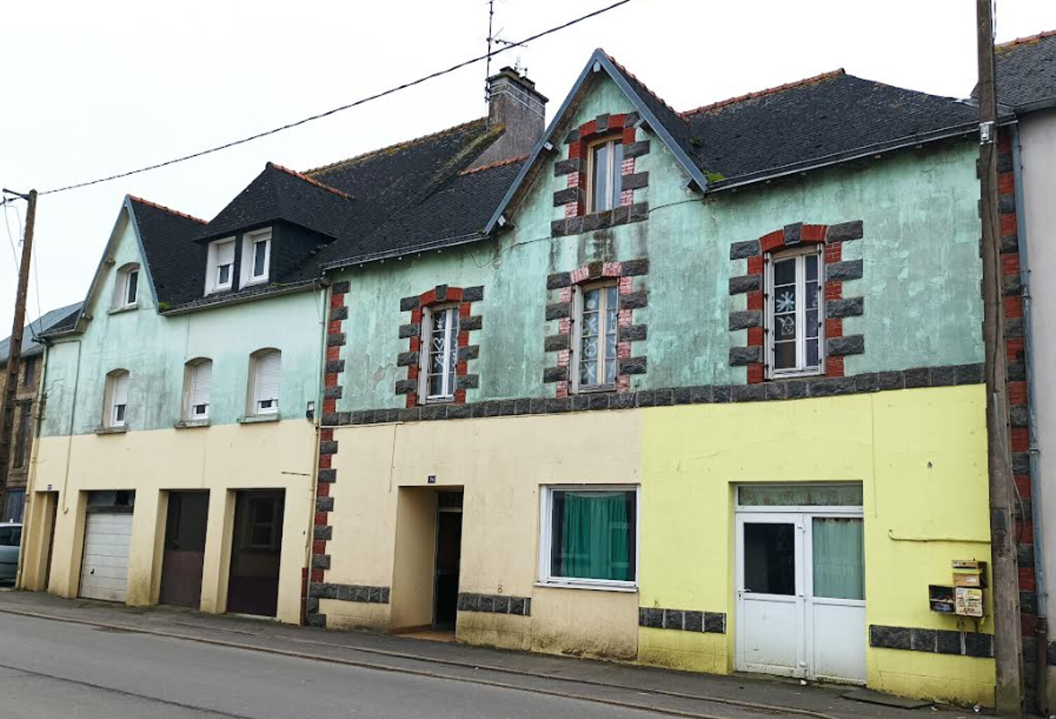 29520 Châteauneuf du Faou Bâtiment 3 lots 1 appart 3 chambres 76 m² et 2 locaux 183 m² — photo 1