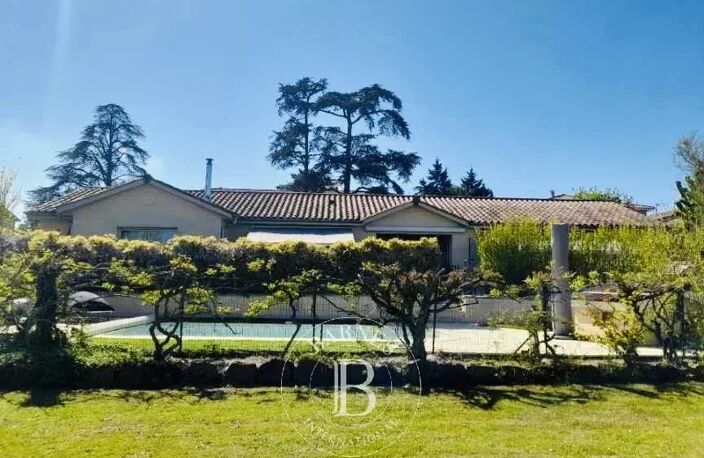 Grézieu-la-Varenne - Maison traditionnelle de plain-pied de 200 m² environ - Terrain d'environ 1500 m² - 5 chambres- Piscine - — photo 2
