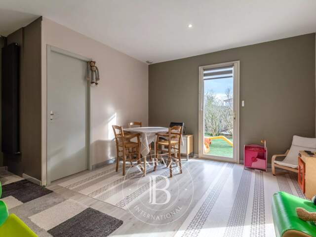 Grézieu-la-Varenne - Maison traditionnelle de plain-pied de 200 m² environ - Terrain d'environ 1500 m² - 5 chambres- Piscine - — photo du bien