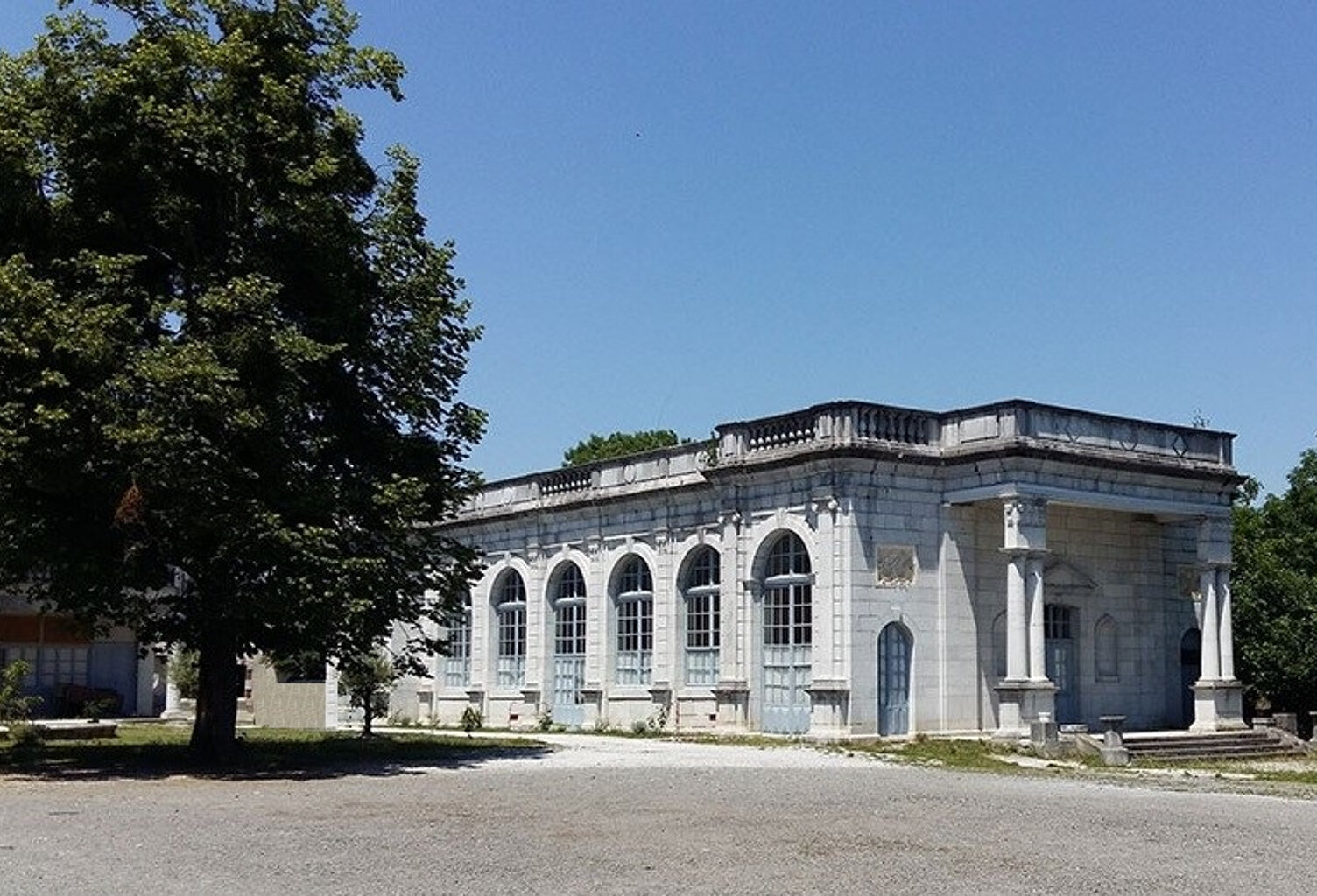 L'Orangerie de Lassus à Montréjeau 3052 m² utiles développés — photo 1