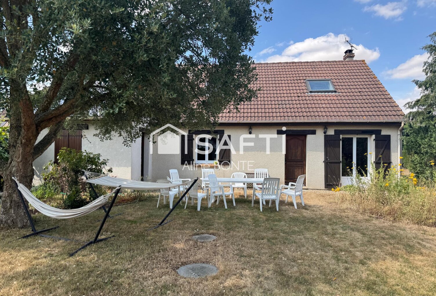 Maison familiale avec panneaux solaires et garage — photo 1