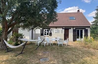 Maison familiale avec panneaux solaires et garage — photo du bien