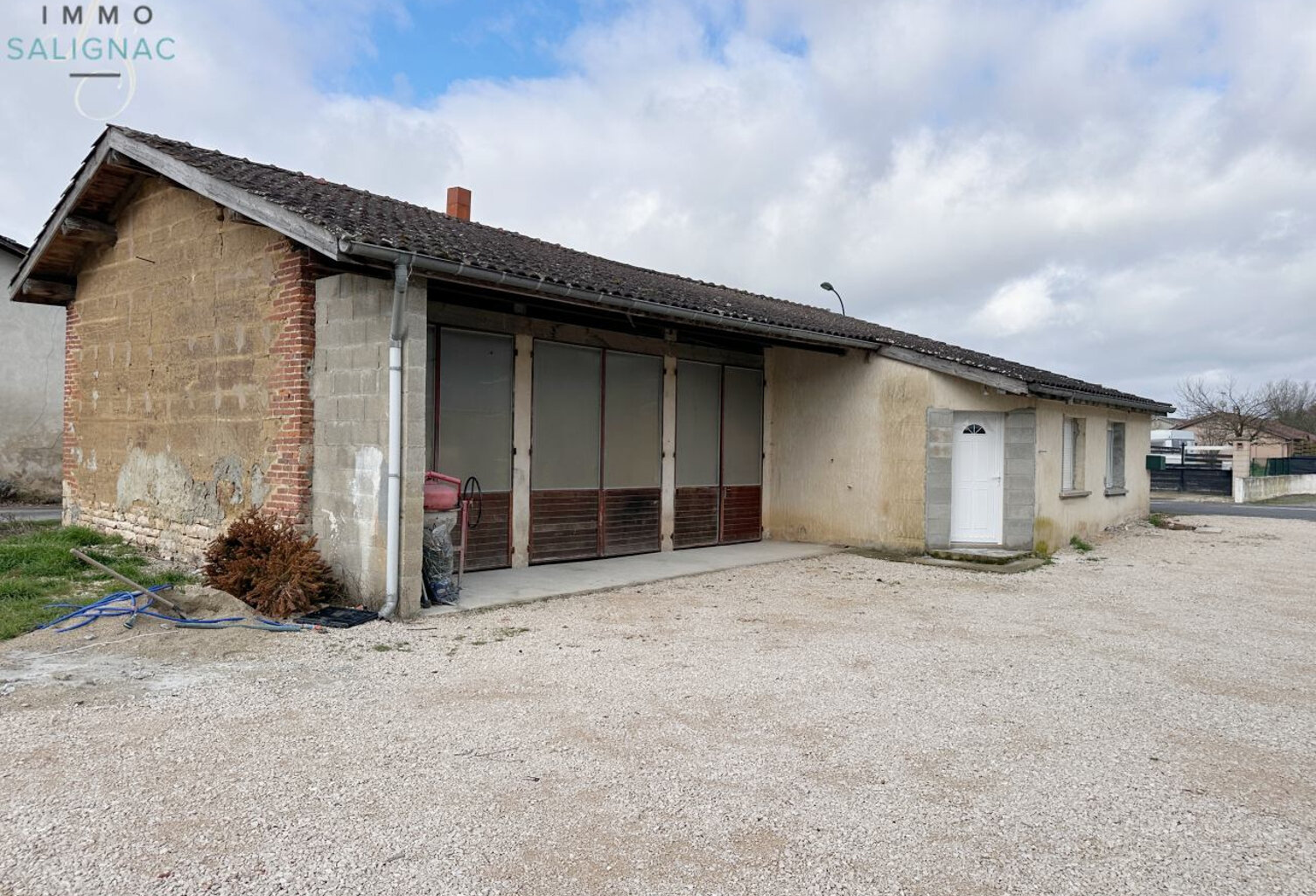 Maison de plain pied à rénover avec garage atelier - Chavann — photo 1