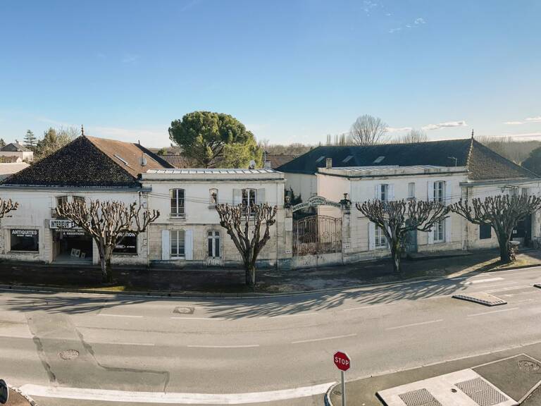 Maison et dépendances — photo 1