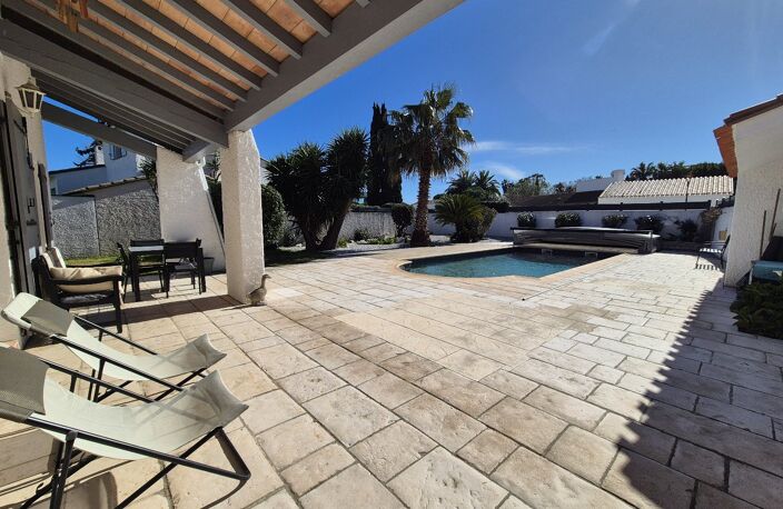 Villa — photo 2