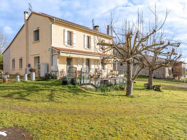 Maison en pierre de 7 pièces principales — photo du bien