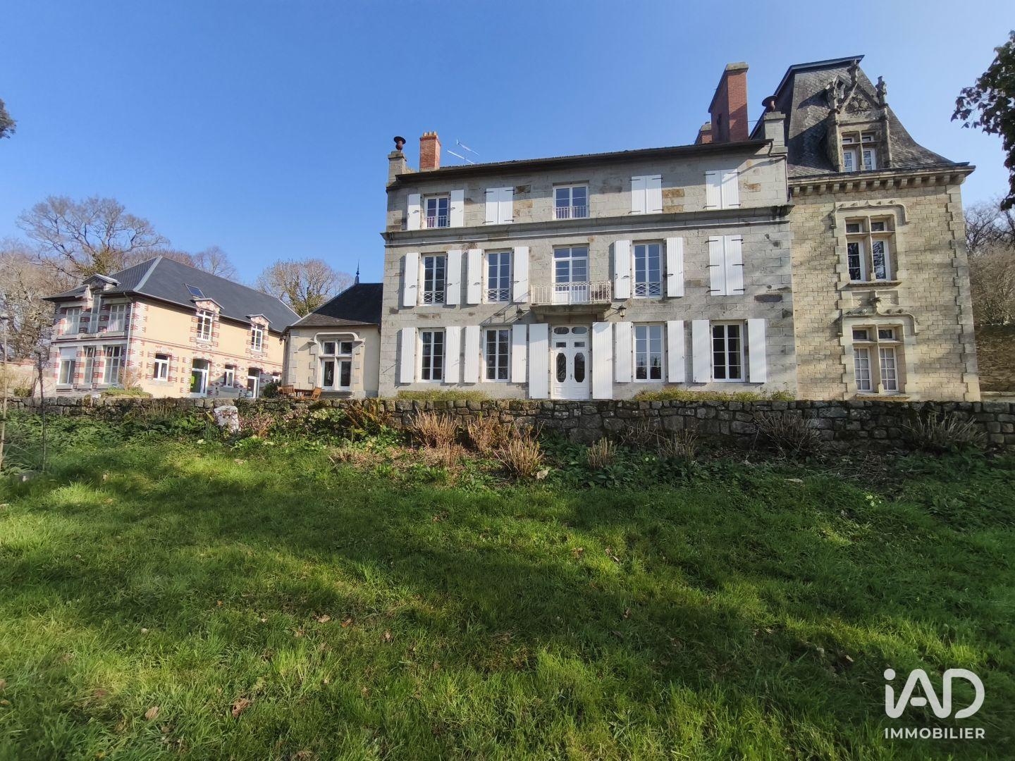 Guingamp - 693m² - 26p. - 15ch.