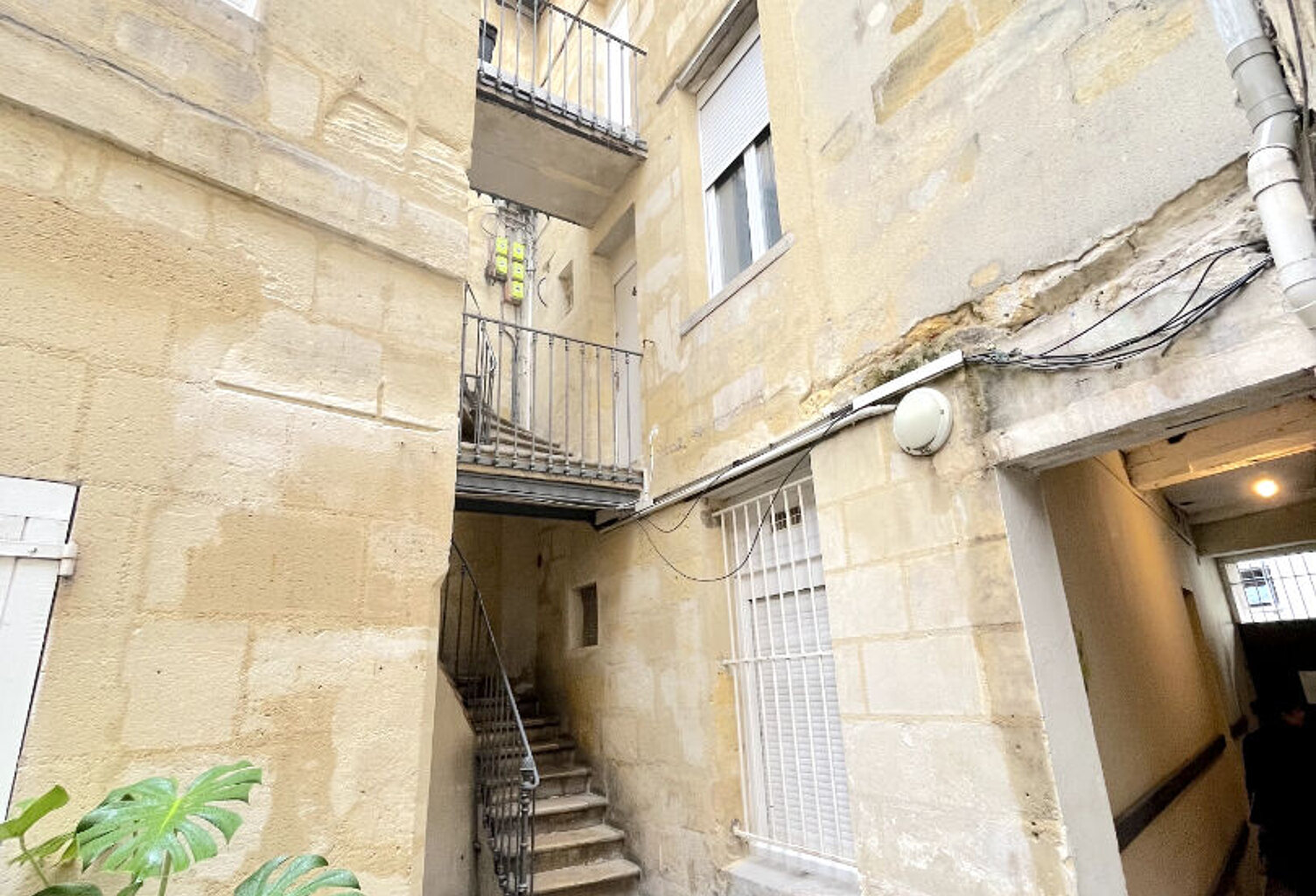 A VENDRE IMMEUBLE DE RAPPORT 3 APPARTEMENTS - SECTEUR BORDEAUX CAPUCINS / COURS DE LA MARNE — photo 1