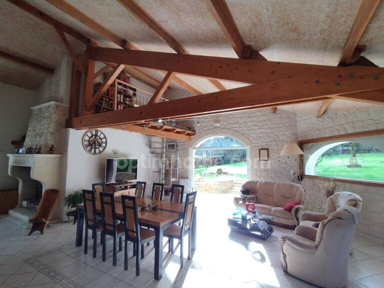 Charente, exceptionnelle ! A 10mn de La Rochefoucauld, maison 206 m², pièce de vie 70 m², grange, terrain clos 3602m² — photo 1