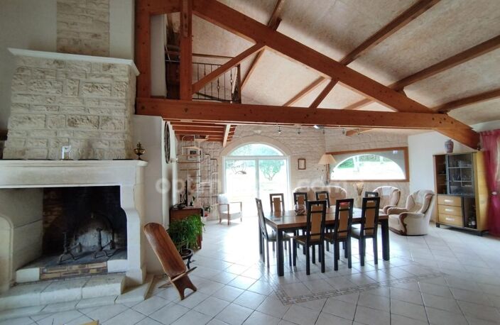 Charente, exceptionnelle ! A 10mn de La Rochefoucauld, maison 206 m², pièce de vie 70 m², grange, terrain clos 3602m² — photo 2