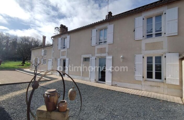 Charente, exceptionnelle ! A 10mn de La Rochefoucauld, maison 206 m², pièce de vie 70 m², grange, terrain clos 3602m² — photo 4