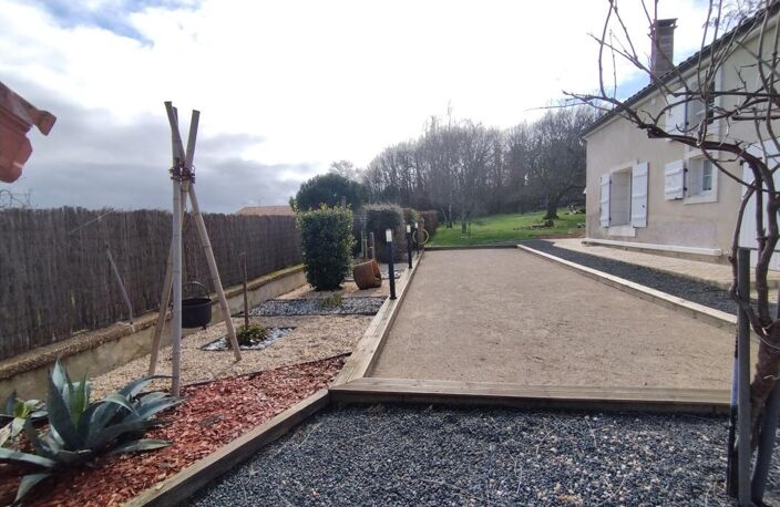 Charente, exceptionnelle ! A 10mn de La Rochefoucauld, maison 206 m², pièce de vie 70 m², grange, terrain clos 3602m² — photo 5