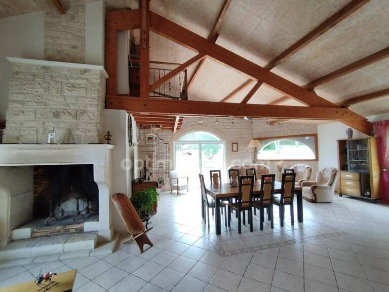 Exceptionnelle ! A 10mn de La Rochefoucauld, maison 206 m², pièce de vie 70 m², grange, terrain clos 3602m² — photo 1