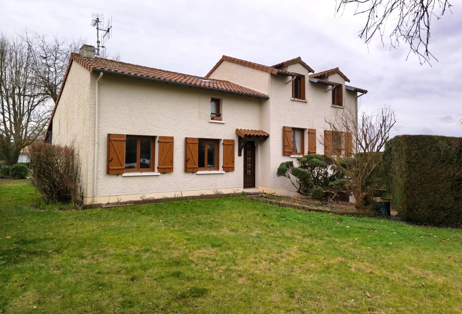 MAISON 4 CHAMBRES FONTAINE LE COMTE — photo 1