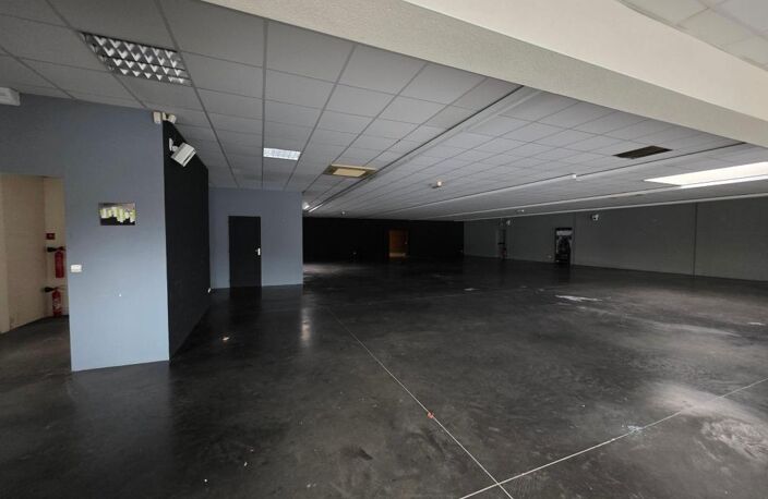 OPPORTUNITÉ D'INVESTISSEMENT : Murs Commerciaux – 576 m² — photo 4