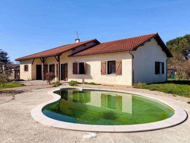 À VENDRE – Maison de plain-pied avec piscine et jardin – Emplacement privilégié — photo du bien