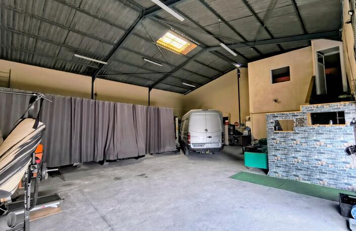 Hangar et Bureaux À Vendre Morières-Les-Avignon 428 m² — photo 2