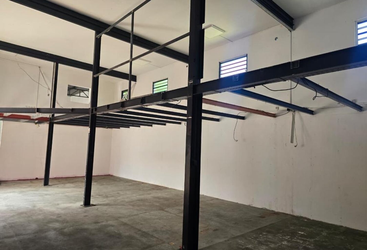 ZI2 - ENTREPÔT 190 m² - BONNE ACCESSIBILITE — photo 1